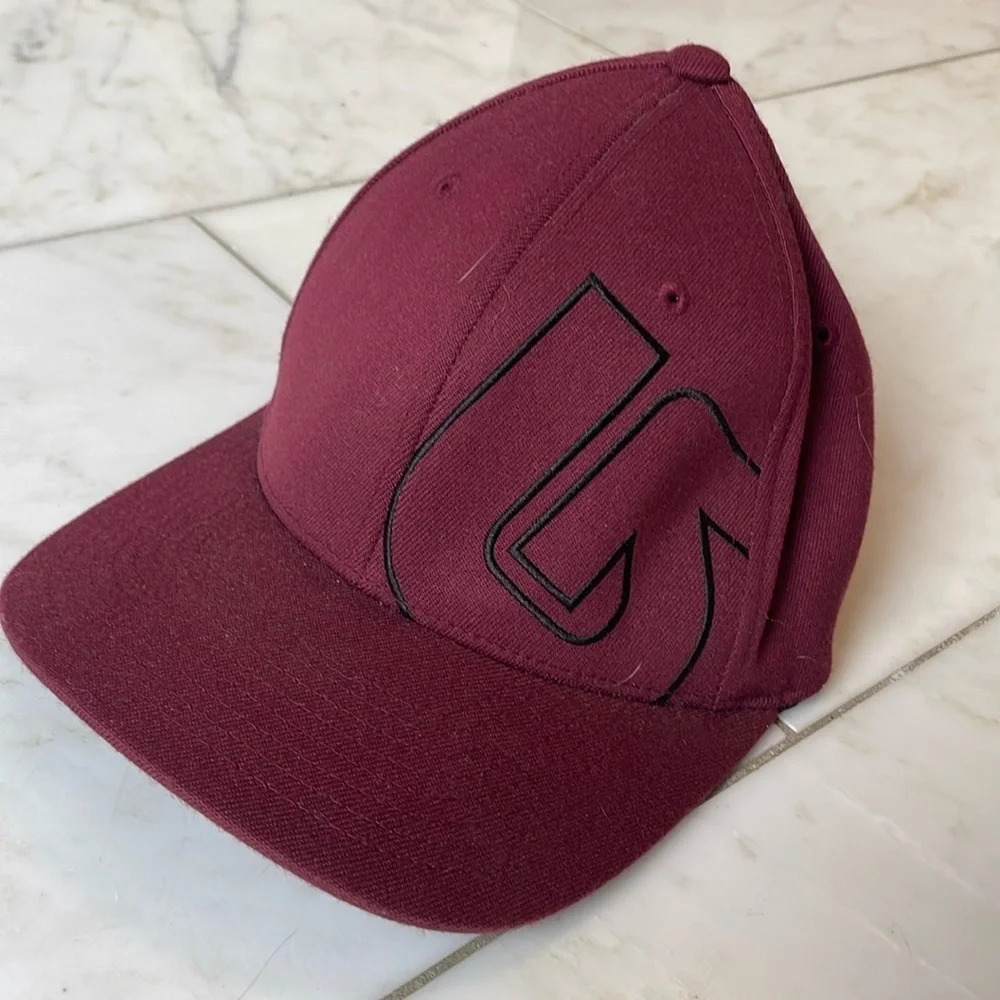 Burton men’s burgundy hat with flex-fit technology